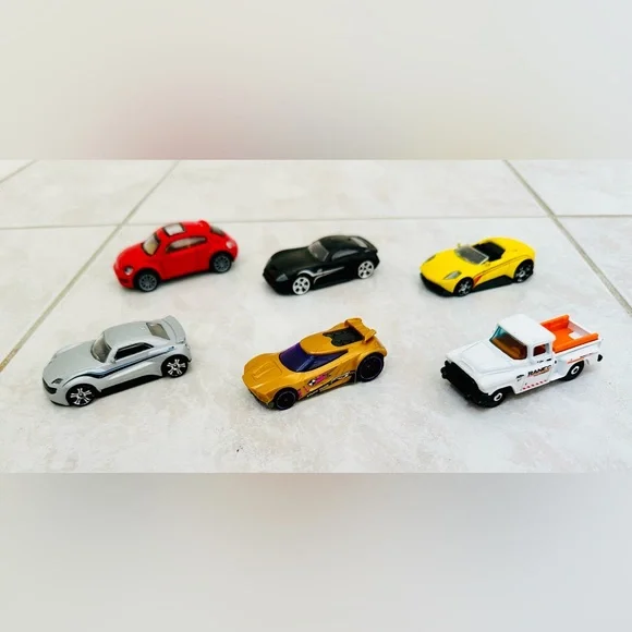 25 Hot Wheels / Matchbox / Assorted characters cars and vehicles - Picture 6 of 8